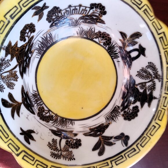 Vintage Made In Japan Decorative Soup Bowl W/ Gold Handles & Oriental Motif - Picture 2 of 5